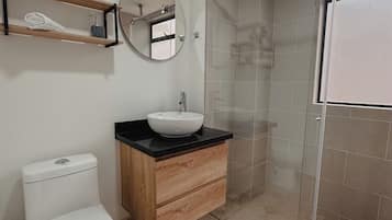 Een douche, een haardroger, handdoeken, zeep