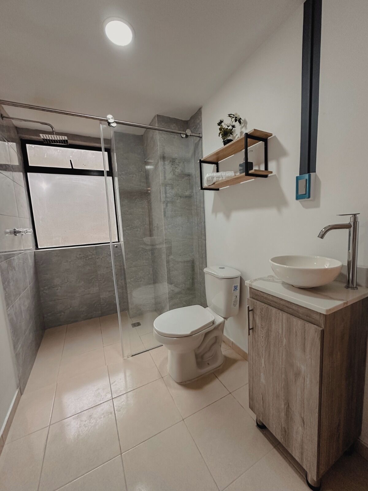 Douche, sèche-cheveux, serviettes fournies, savon