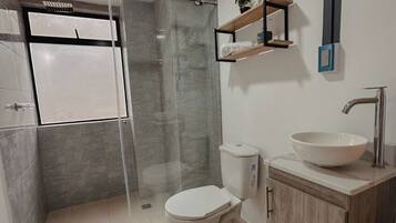 Douche, sèche-cheveux, serviettes fournies, savon