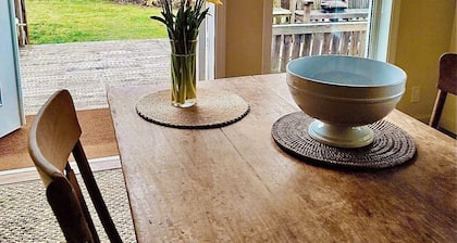 Thorndyke Lodge Beachfront Escape w/ BBQ and firepit