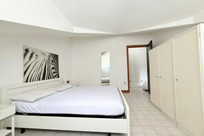 2 bedrooms, bed sheets - M170 - Marcelli, Wonderful attic with sea view (Marcelli)