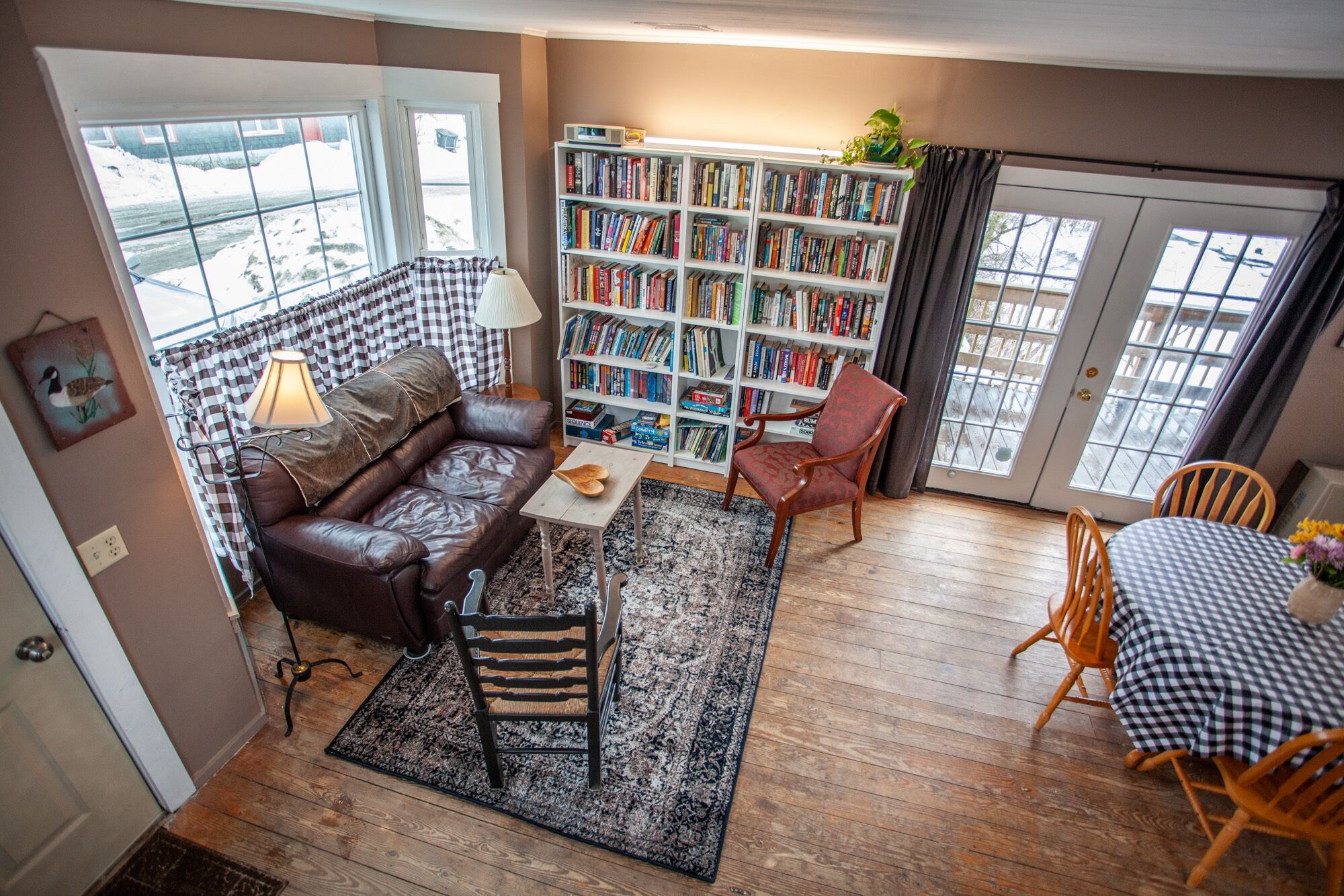 Een smart-tv en boeken