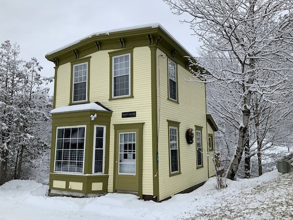 Un bâtiment à deux étages sur lequel on peut lire l’inscription « River House ».