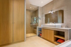 Badewanne, Haartrockner, Handtücher