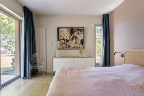 4 quartos, ferros/tábuas de passar roupa, acesso à internet