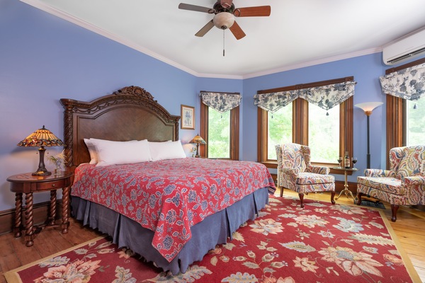 Rom – basic, 1 kingsize-seng, tilgjengelighetstilpasset, hageutsikt | Allergitestet sengetøy, dundyner og Tempur-Pedic-senger