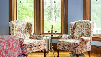 Basic Room, 1 King Bed, Accessible, Garden View | Hypo-allergenic bedding, down comforters, Tempur-Pedic beds