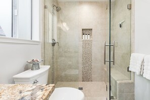 Douche, baignoire à remous, séchoir à cheveux, serviettes fournies