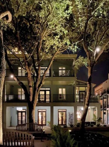 Cozy studio in the heart of Seaside walking distance to the beach