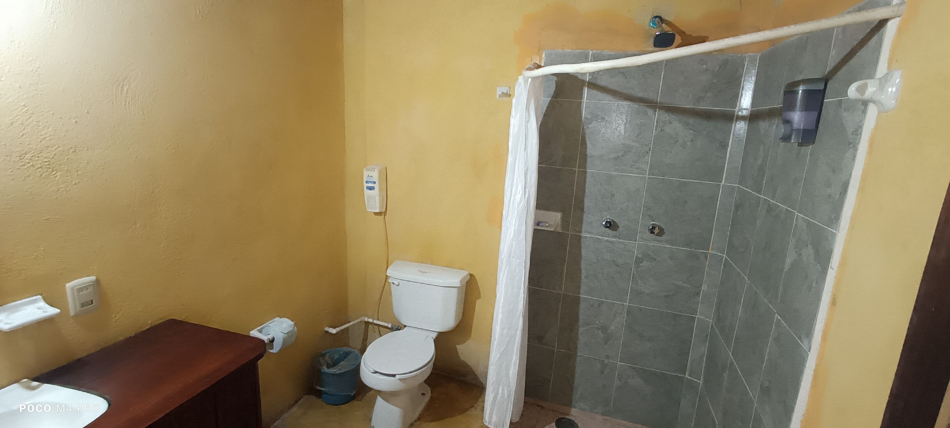 Cabane, plusieurs lits, terrasse, vue jardin | Salle de bain | Douche, douche à « effet pluie », serviettes fournies