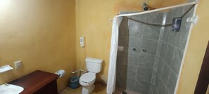 Eenvoudig huisje, Meerdere bedden, terras, uitzicht op tuin | Badkamer | Een douche, een regendouche, handdoeken