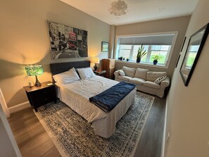 6 Schlafzimmer, Schreibtisch, Bügeleisen/Bügelbrett, Reisekinderbett