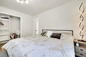 3 habitaciones, escritorio y tabla de planchar con plancha 
