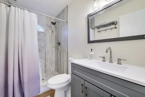 Een douche, een haardroger, handdoeken, zeep