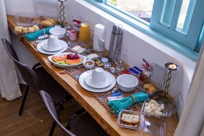 Petit déjeuner complet compris tous les jours