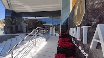 Vista frontal de la propiedad