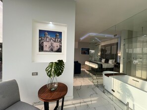 Master Suite | Living area | 55-inch Smart TV with digital channels, TV - Hotel GRALTA (Jalostotitlán)
