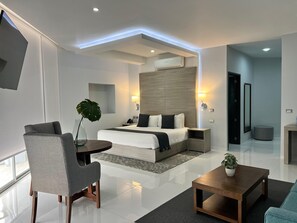 King Suite | 高級寝具、羽毛の掛け布団、セレクト コンフォート製ベッド、セーフティボックス (室内)