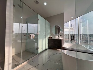 Master Suite | Bathroom | Free toiletries, hair dryer, towels, soap - Hotel GRALTA (Jalostotitlán)