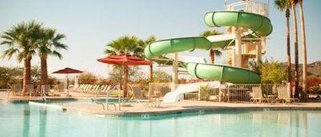 Utendørsbasseng og et oppvarmet basseng