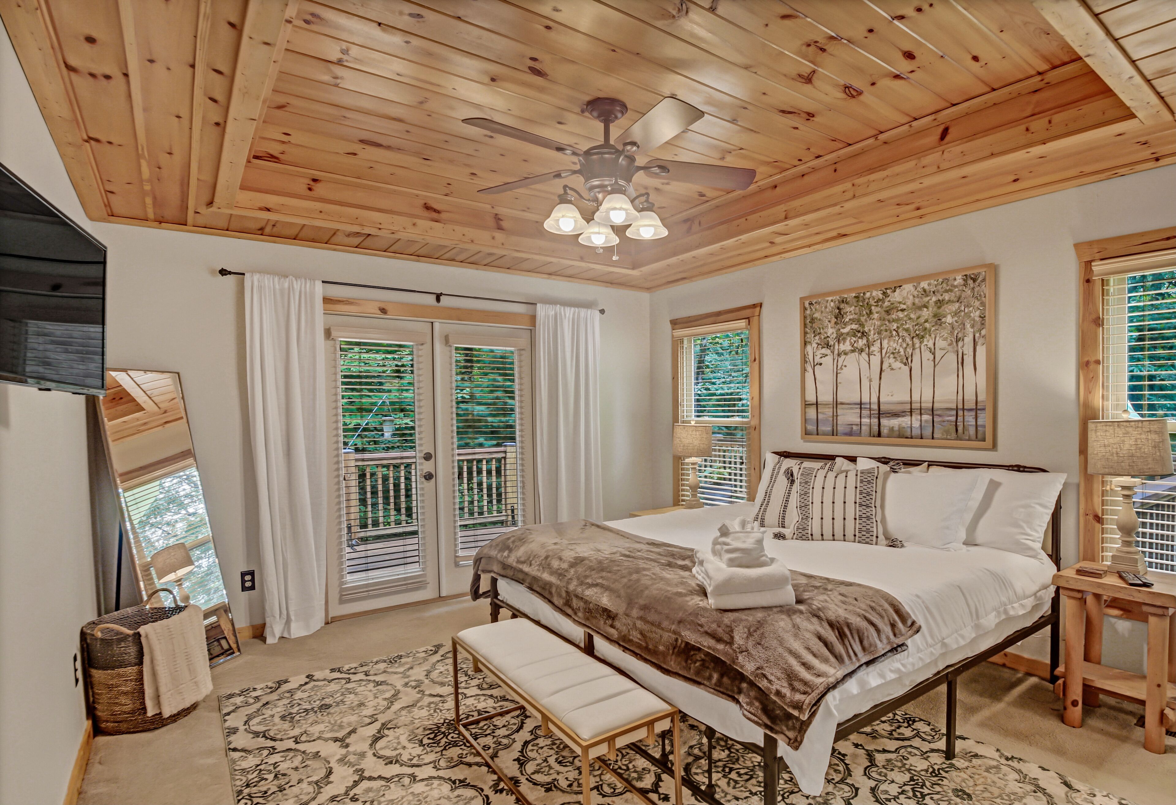 4 bedrooms, desk, iron/ironing board, travel cot