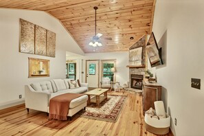 Smart TV, caminetto, libri