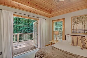 4 bedrooms, desk, iron/ironing board, travel crib