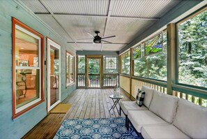 Smart TV, caminetto, libri