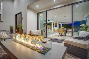 Terrace/patio - Troy Dr - Sleek & Modern Hollywood Hills Home With Stunning Views (Los Angeles)