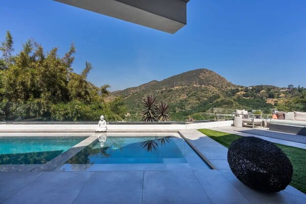 Une piscine offrant une vue dégagée sur une montagne en arrière-plan.