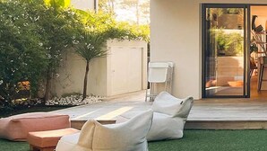 A modern house with a swimming pool, outdoor seating, and a large window overlooking the pool. - Villa ALOITA (SEIGNOSSE)