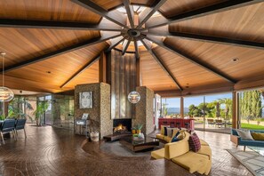 Luxury-Villa, Mehrere Betten, eigener Pool, Bergblick | Blick von der Unterkunft