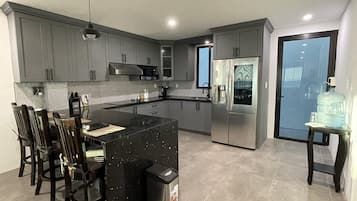 Jääkaappi, mikroaaltouuni, liesi, vedenkeitin