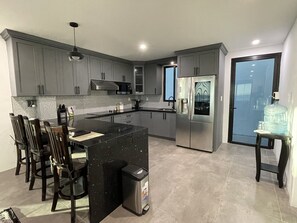 Refrigerador, microondas, parrilla de estufa y tetera eléctrica 