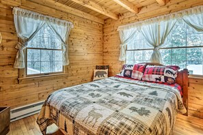 3 bedrooms, Internet, bed sheets - Andover Cabin Retreat w/ Hot Tub & Fireplace! (Andover)