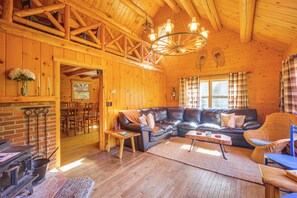 TV, fireplace, books - Andover Cabin Retreat w/ Hot Tub & Fireplace! (Andover)