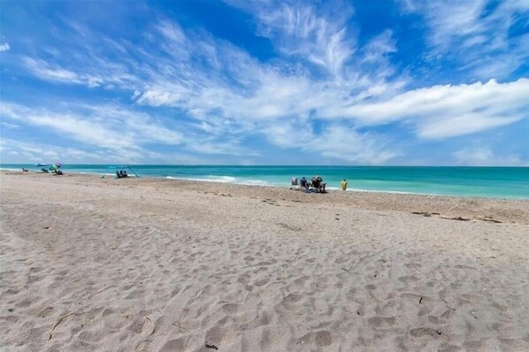 Sulla spiaggia, lettini da mare, teli da spiaggia