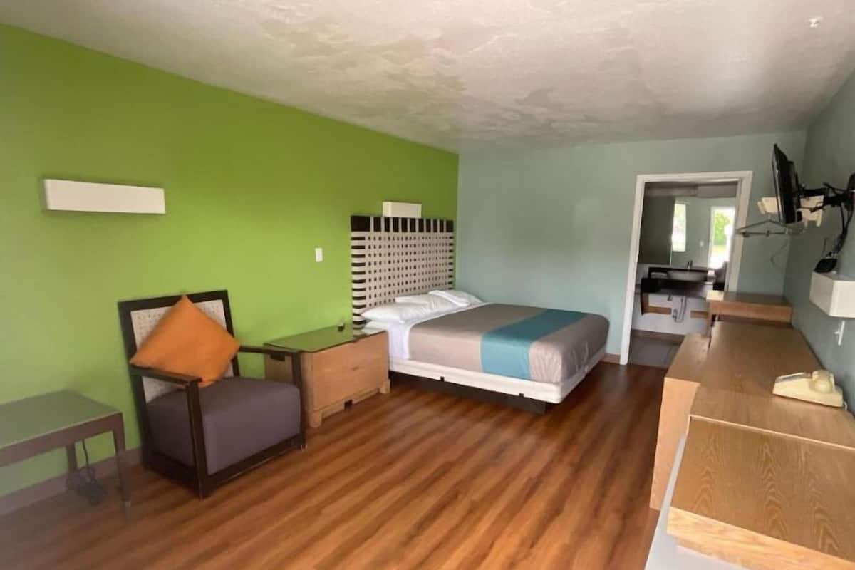 Tabla de planchar con plancha, wifi gratis, ropa de cama