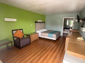 Tabla de planchar con plancha, wifi gratis, ropa de cama