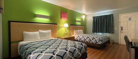 Tabla de planchar con plancha, wifi gratis y ropa de cama