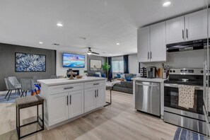 Fridge, microwave, oven, stovetop - 5BR Home With Heated Spa! Perfect for Longer Stays (Las Vegas)