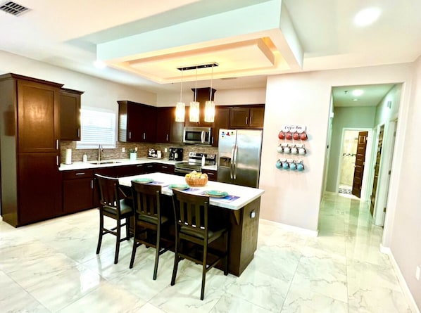 Refrigerador, microondas, horno y parrilla de estufa 