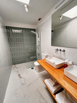 Douche à « effet pluie », sèche-cheveux, serviettes fournies