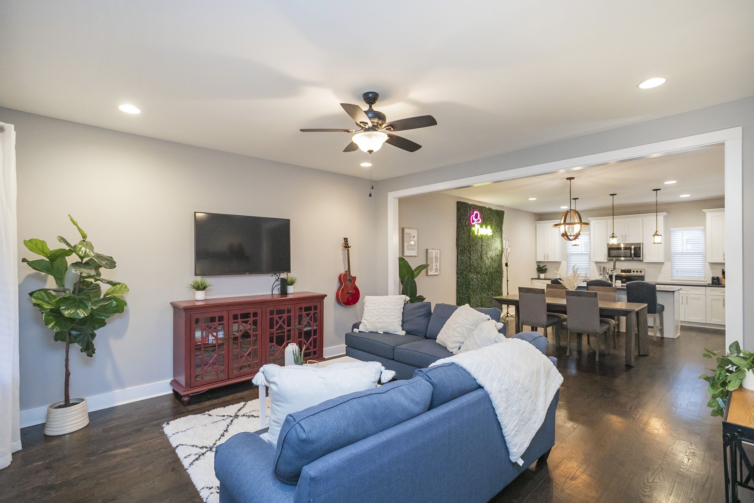 Urban Charm near Broadway ~ 3BR Sleeps ~ 10