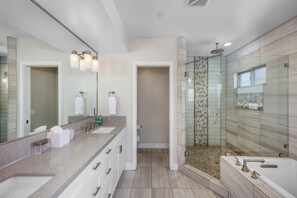 Badewanne, Haartrockner, Handtücher, Toilettenpapier