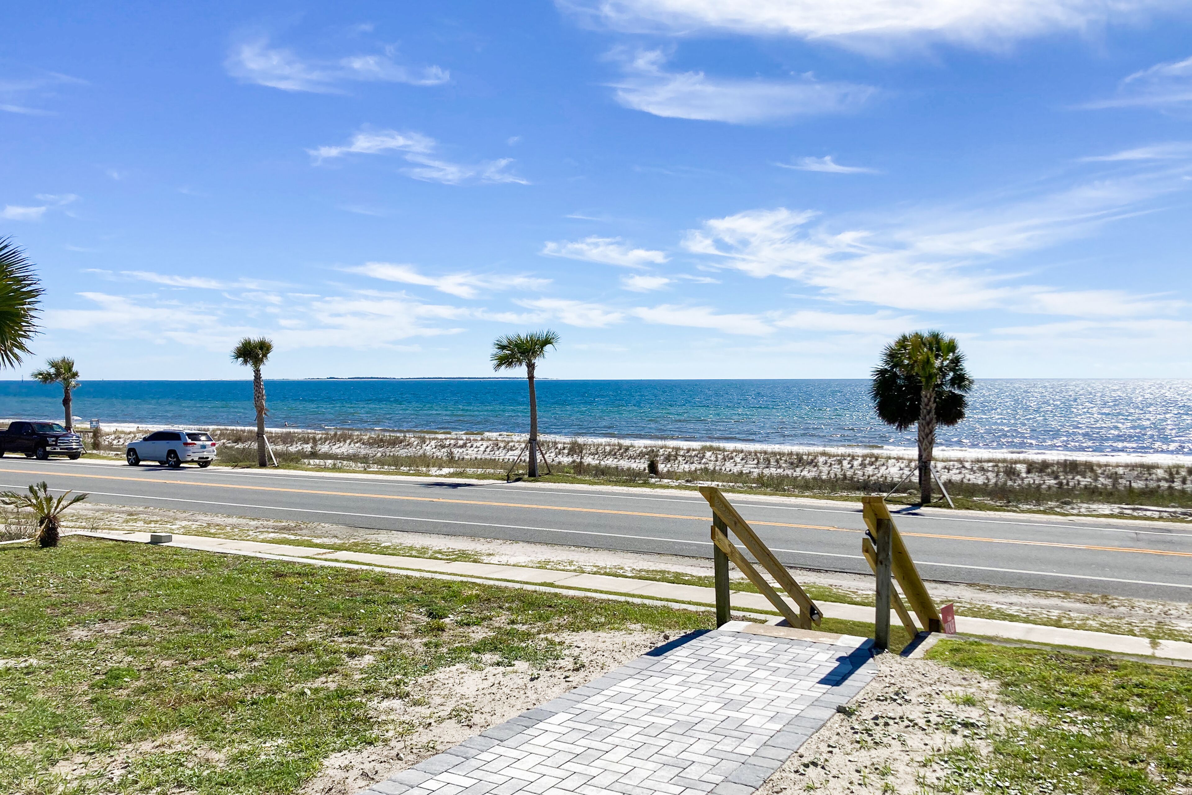 Gulf view getaway across from the beach with sunrooms, gas grills, A/C, & yard
