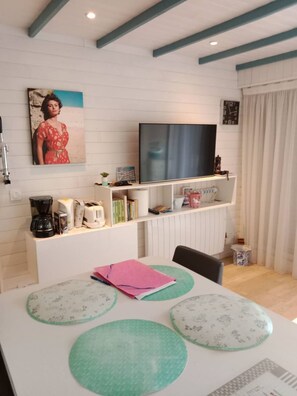 Dining - T2 apartment with splendid view of the Marina and parking included 2QMAR15 (CANET PLAGE)