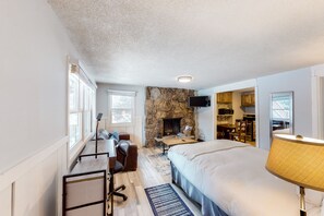 3 camere, una scrivania, accesso a Internet, lenzuola