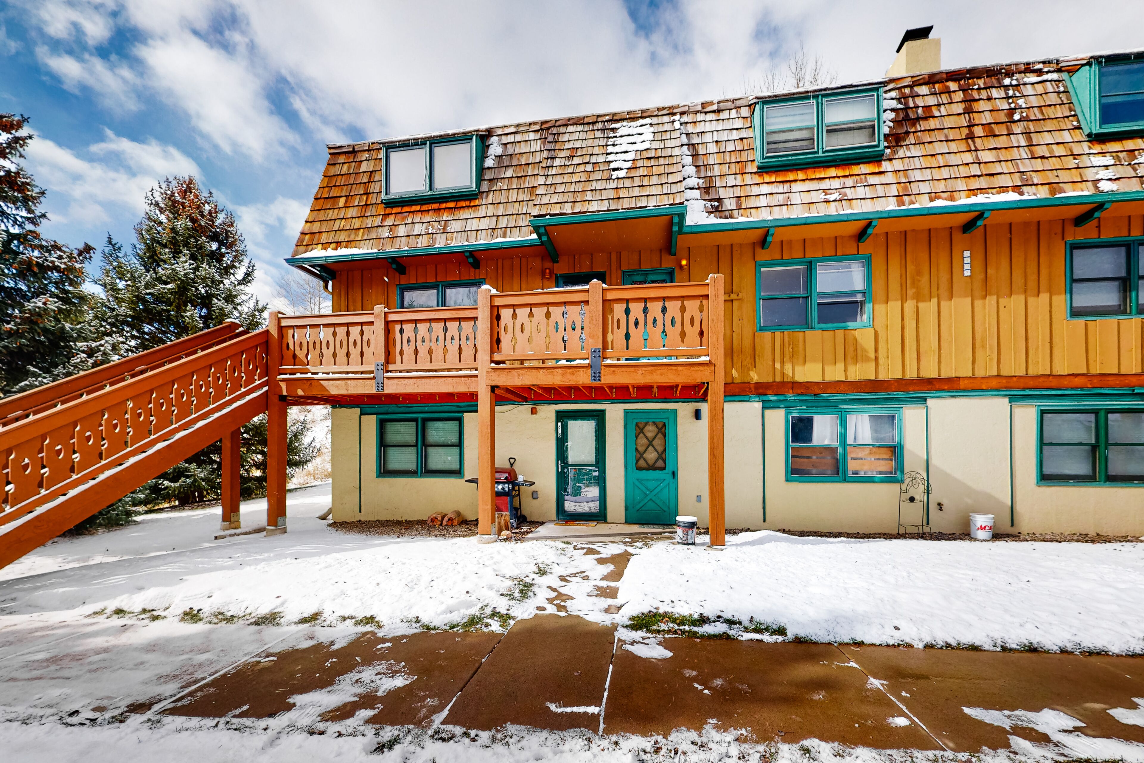 Fantastic condo with fireplaces, full kitchens, ski access, & washer/dryers