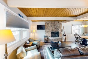 TV, fireplace - Fantastic condo with fireplaces, full kitchens, ski access, & washer/dryers (Vail)